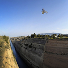 Australier übersprang mit dem Motorrad den Kanal von Korinth