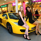 Lena Hubauer und Natalie Langwieder-G__rner vor Mc Laren 12C Spider 625PS.JPG
