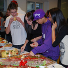 Die Jungs und M__dchen von ___One Step Ahead___ genossen das Buffet_JPG-1270807180