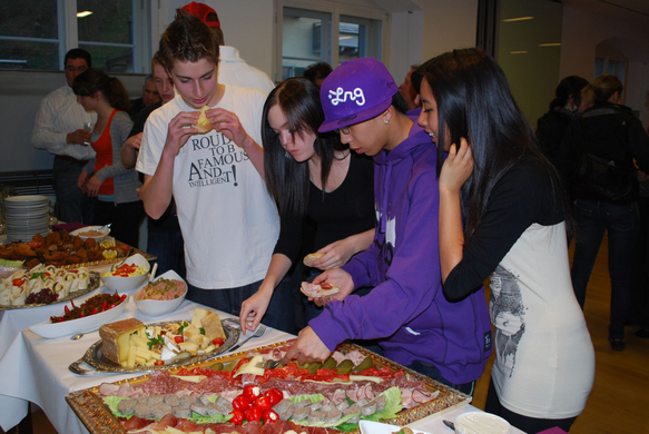 Die Jungs und M__dchen von ___One Step Ahead___ genossen das Buffet_JPG-1270807180