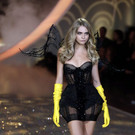 Victoria\'s Secret Fashion Show im November 2013 in New York: Models am Catwalk