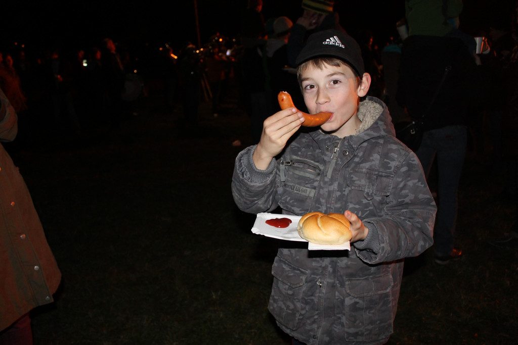 Valentin schmeckt die Wurst.JPG