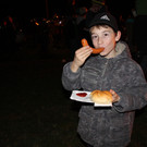Valentin schmeckt die Wurst.JPG
