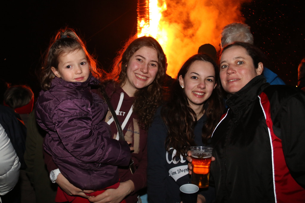 IMG_2993_Philomena Anna Crhstia und Verena.JPG