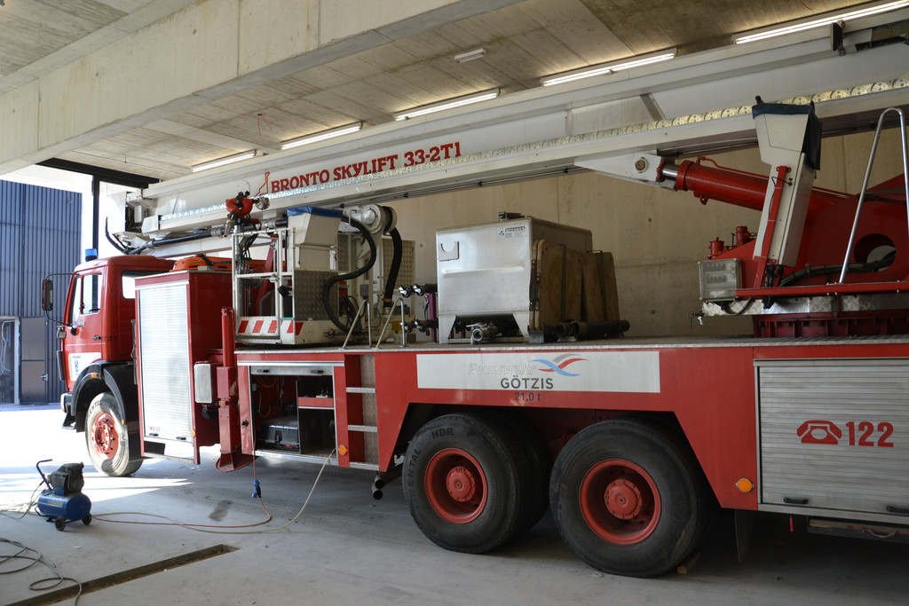 Der Steiger hat schon seinen Platz in der neuen Garage des G__tzner Feuerwehrhauses eingenommen.JPG