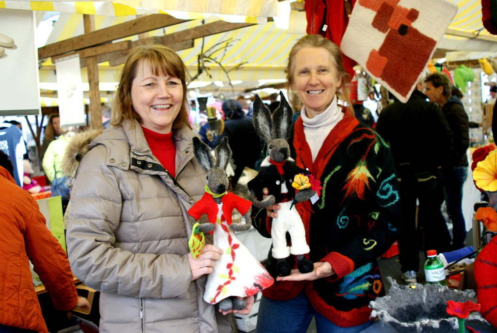 28 Karin Kathan und Ursula Bily mit ihrer Filzkunst.JPG