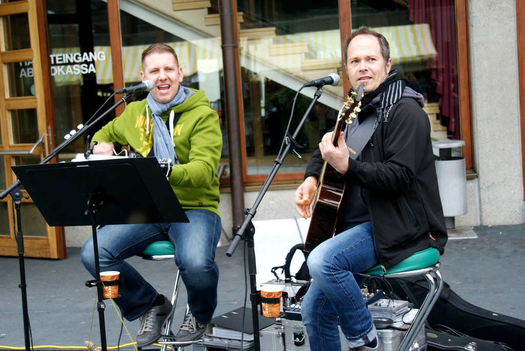34 Jochen und Gerd sorgten f__r den passenden Sound.JPG
