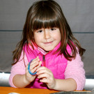 40 Hannah bastelt ein Armband aus Filz.JPG