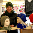 49 Erika Nussbaumer mit ihren M__tzen.JPG
