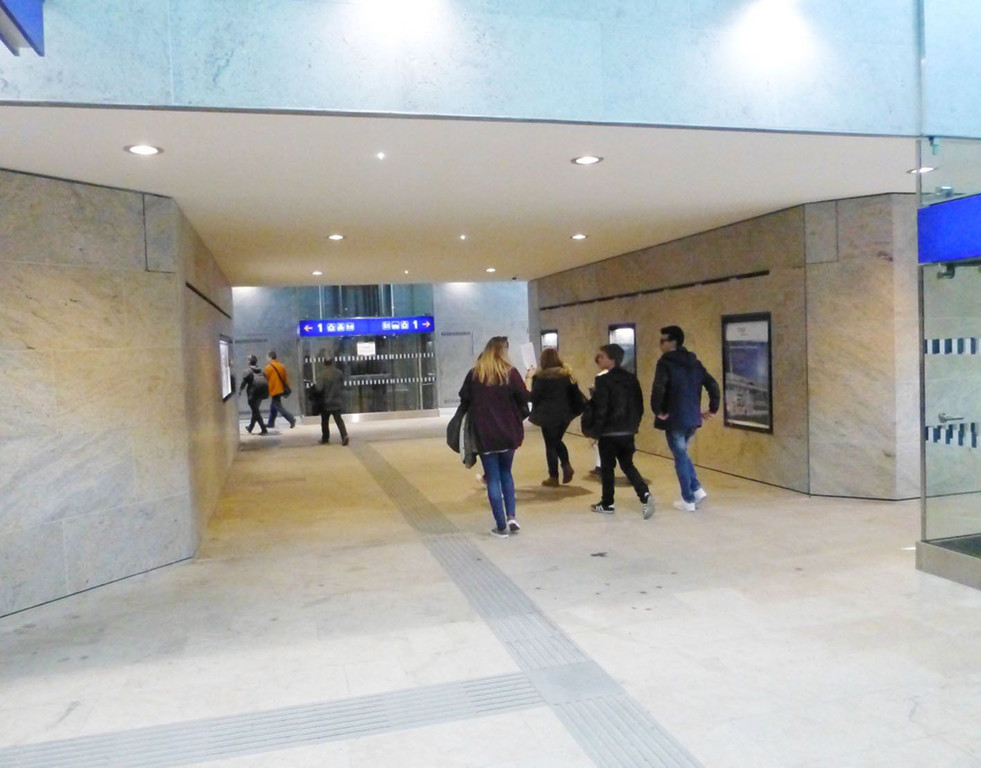 Bahnhof13Durchgang.jpg