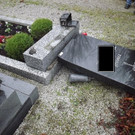 21_03_2014 besch__digter Grabstein.jpg