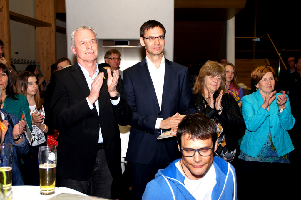 29 LH Markus Wallner mit Bgm_ Gottfried Br__ndle unter den G__sten.JPG