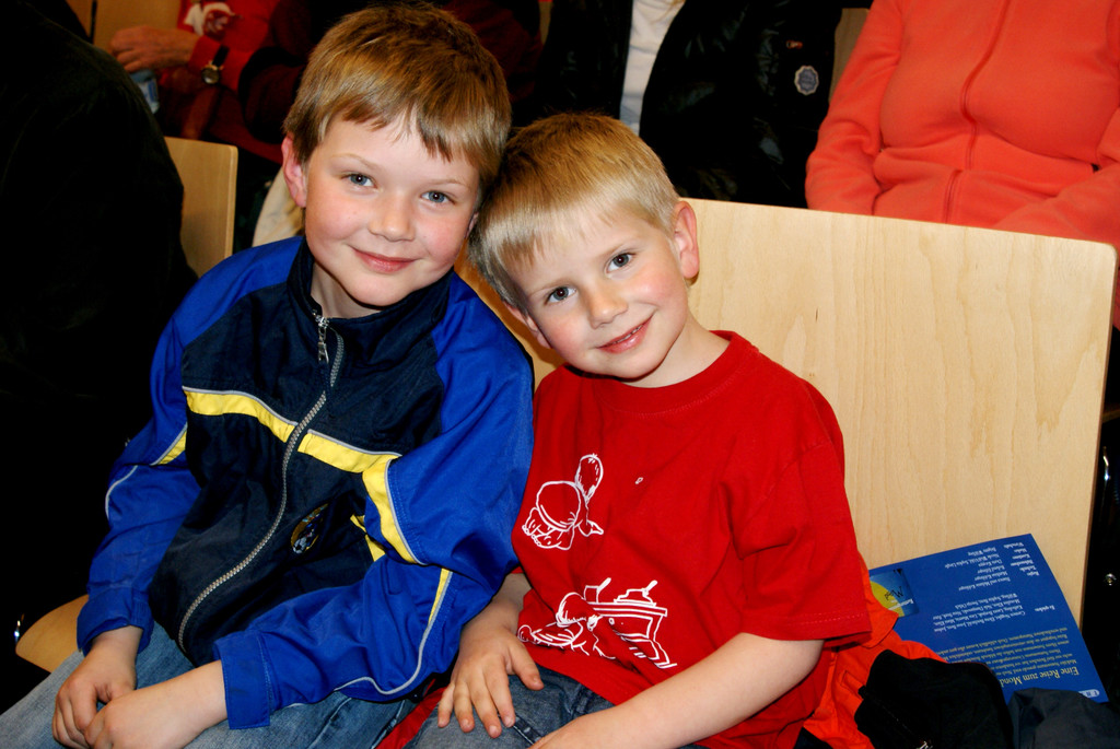57 Chadi _8_ und Sean _6_ schnuppern Theaterluft.JPG