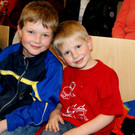 57 Chadi _8_ und Sean _6_ schnuppern Theaterluft.JPG