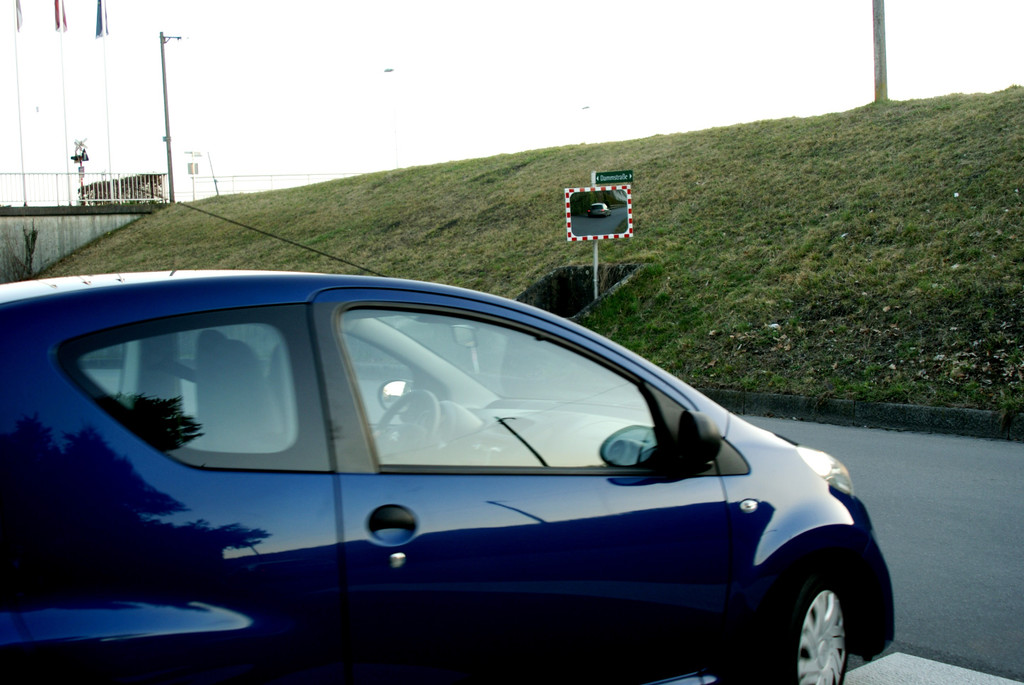 Der Autofahrer orientiert sich am Spiegel.JPG