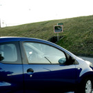 Der Autofahrer orientiert sich am Spiegel.JPG