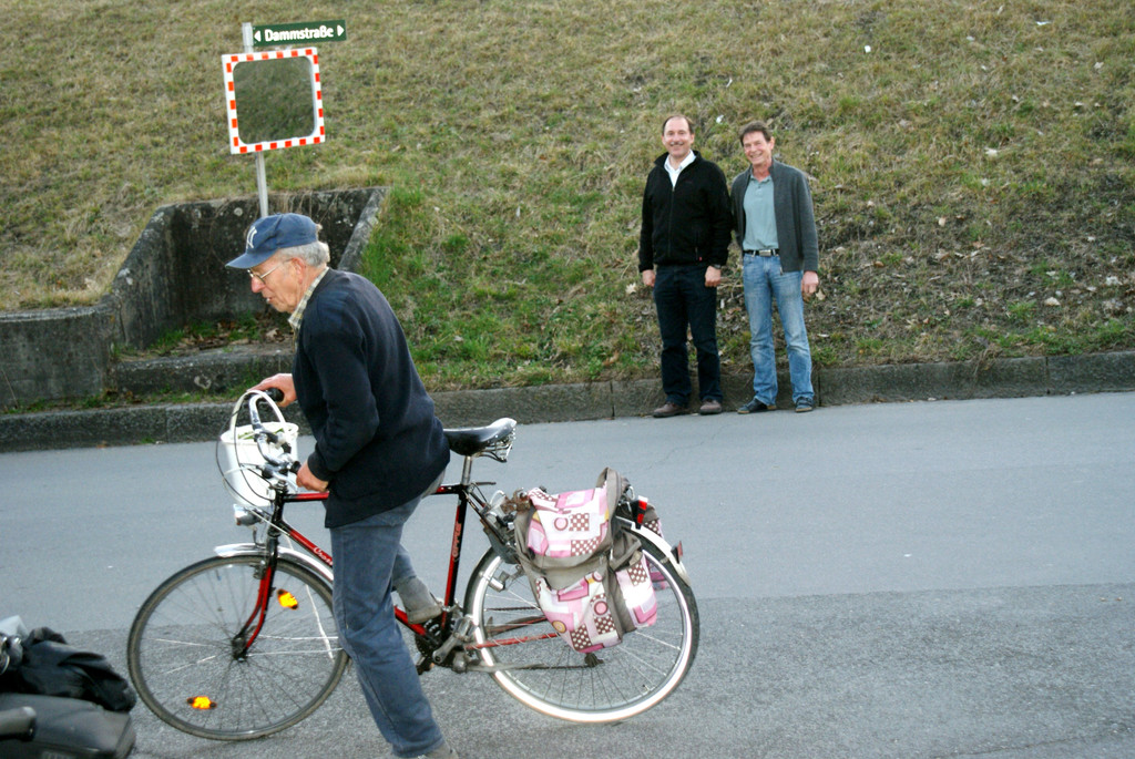 Ein Radfahrer beim __berqueren.JPG