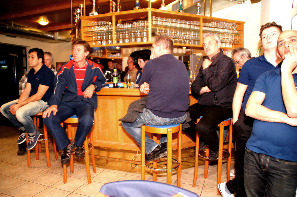10 Die Bar ist schon gef__llt.JPG