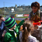37 Clubwirtin Romana H__ttner verteilt Ostereier an die flei__igen Kinder.JPG