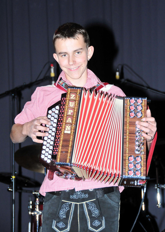 Marcel mit seiner Steirischen.jpg