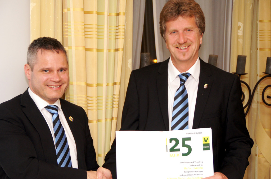 36 Herbert Mathis_ Kassier_ wird f__r 25 Jahre geehrt.JPG