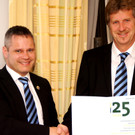 37 Alfons und Herbert Mathis bei der Urkunden- __bergabe.JPG
