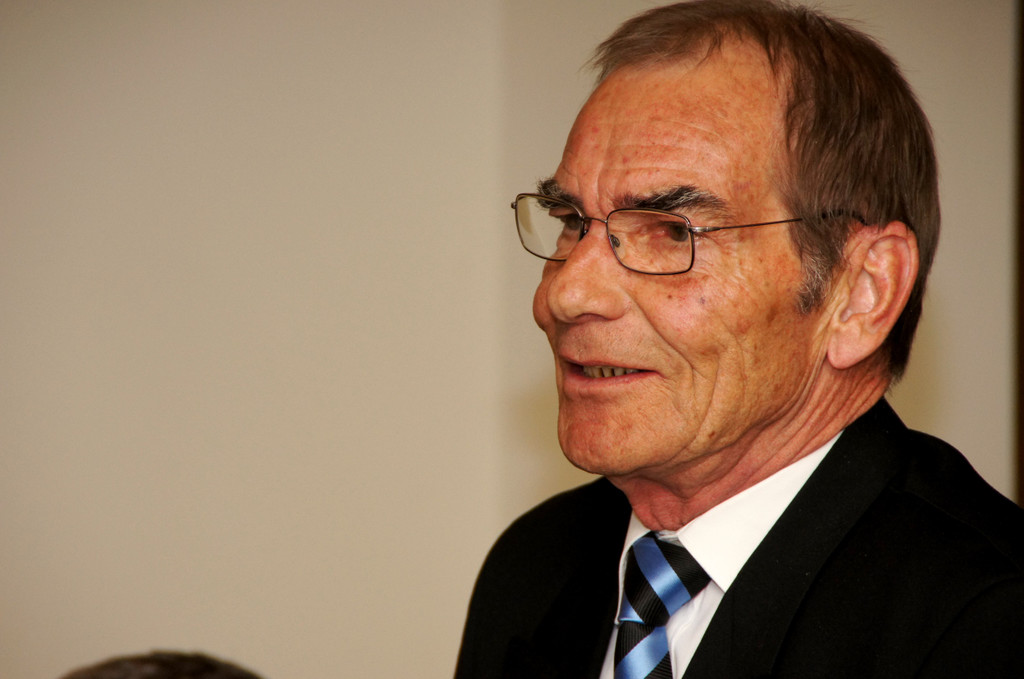 40 Walter Gross dankt seinem Nachfolger Alfons Mathis.JPG