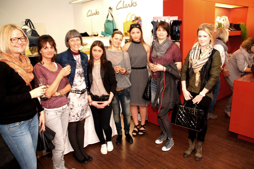 # Titelbild _06_ Barbara_ 2_ von links_ umringt von Mitarbeitern und Kunden.JPG