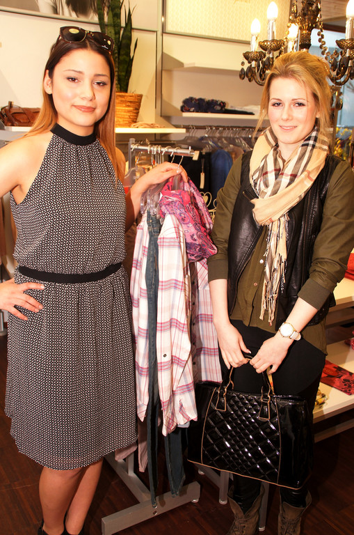 16 Hicran und Heidi_ die Models.JPG