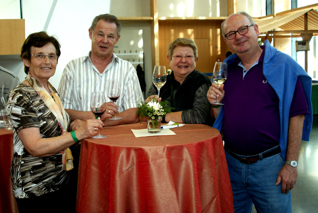 08 Renate_ Leo_ Irene und Robert genossen ein gutes Tr__pfchen.JPG