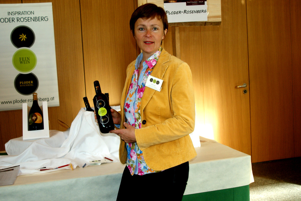 10 Maria Ploder mit ihrem Uhudler Sekt.JPG