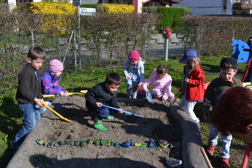 DSC_0023 Blumen_ Kr__uter und Gem__se werden dieses Jahr angepflanzt.JPG