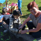 DSC_0055 Kindergartenassistentin Angelika verteilt die Samen.JPG