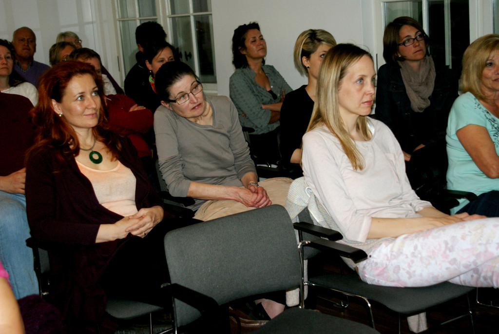 29 Gespannt warteten die Zuh__rer darauf_ dass das Geheimnis gel__ftet w__rde_.JPG