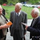 Prof. Albert Ess (Mitte) mit Pfarrer Siebenhüter aus Levis (rechts)