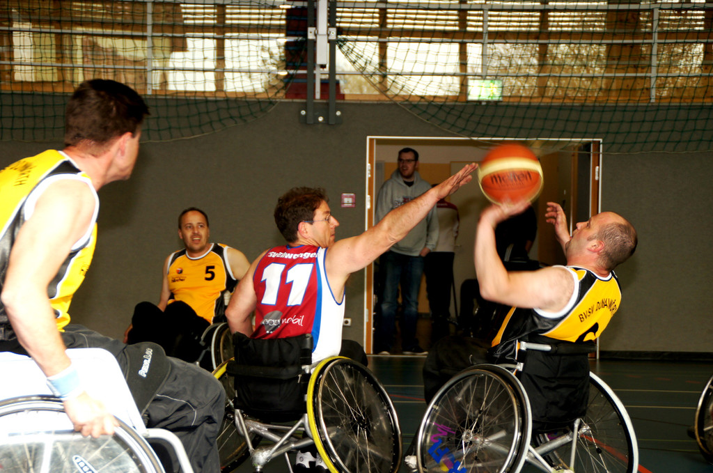 03 Ein heisser  Kampf um den Ball entbrennt.JPG