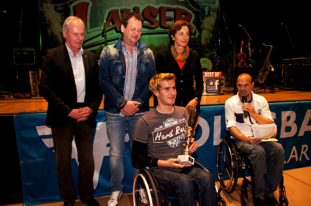 a18 Marcel R__dler vom Team Enjo __bernimmt den Preis.JPG