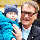 10  Ernst Hagen mit seinem s____en Enkelsohn Maximilian.JPG