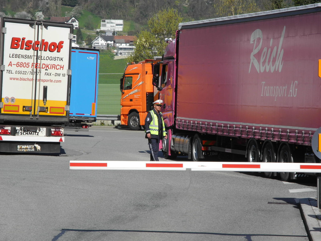 Bild 2 Zollabfertigung.JPG