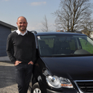 Stefan Achberger und Familie mit VW Touran