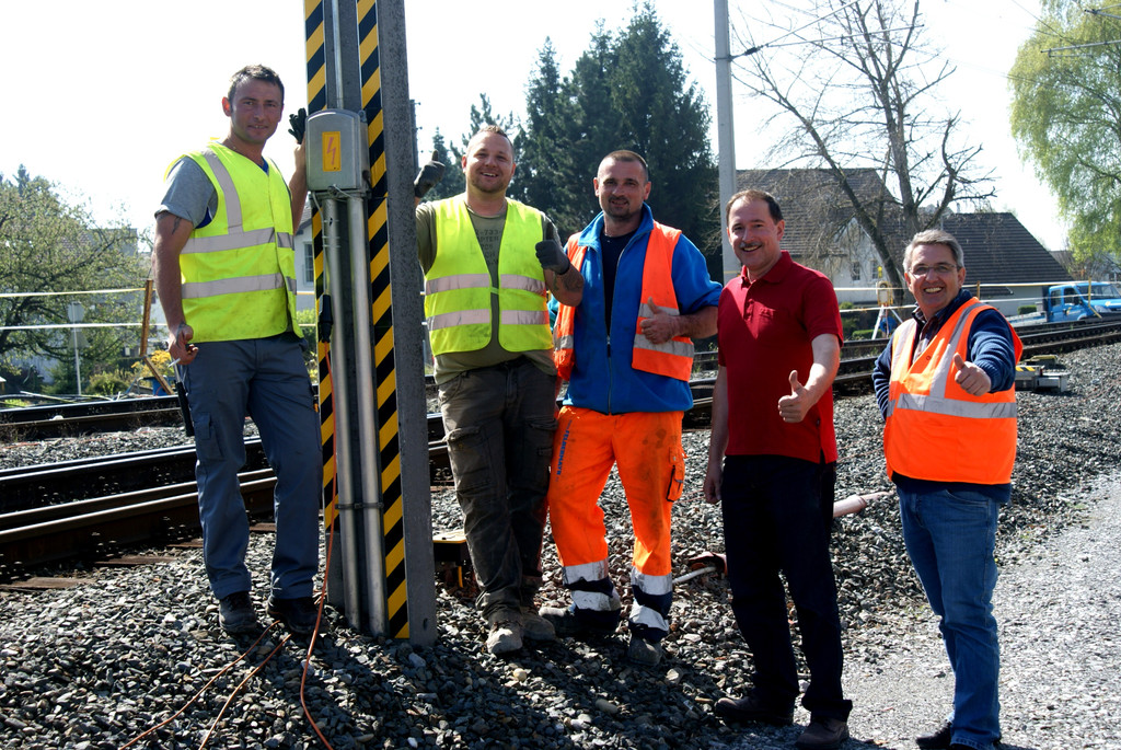 GR Dietmar Haller und Josef Zech von der OBA _Ortsbauaufsicht_ mit der Bautruppe.JPG