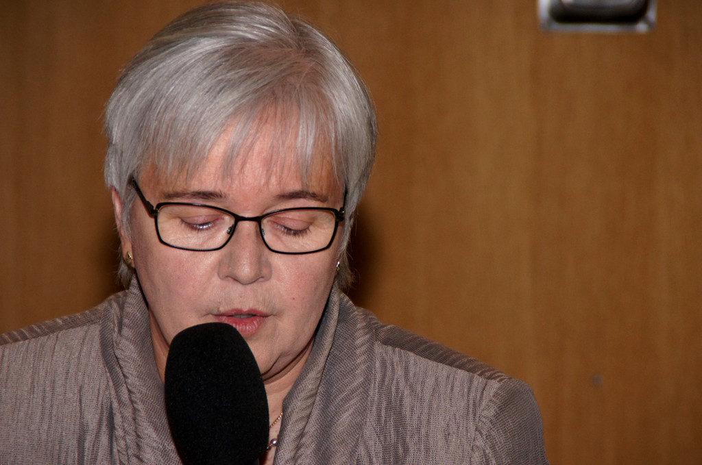 04 Ingeborg Hellweger verliest den Kassabericht.JPG