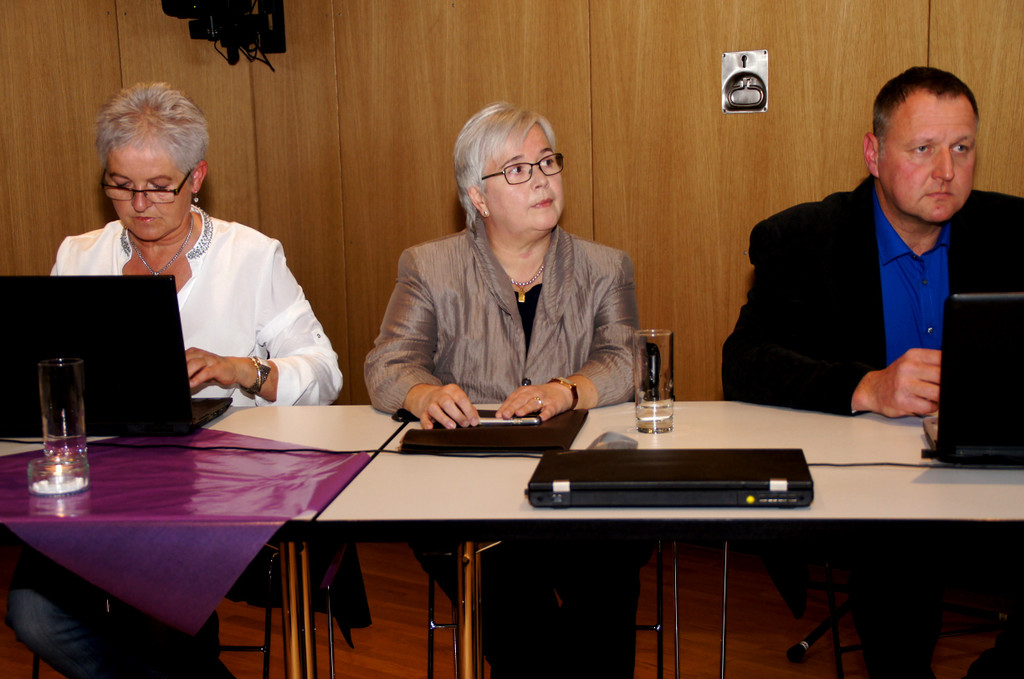 16 v_l_ Elisabeth Begle_ Schriftf__ Ingeborg Hellweger_ Kassier_ Markus Humml_ Obmann.JPG