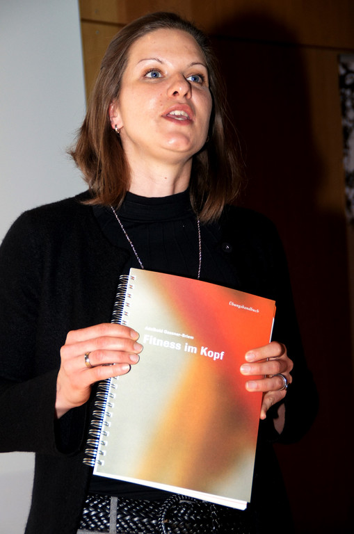 20 Alexandra stellt das __bungsbuch Fitness i_ Kopf vor.JPG