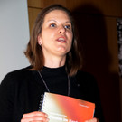 20 Alexandra stellt das __bungsbuch Fitness i_ Kopf vor.JPG