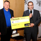 23 Dir_ Clemens Heinzle __berreicht den Scheck der Raiba Altach.JPG