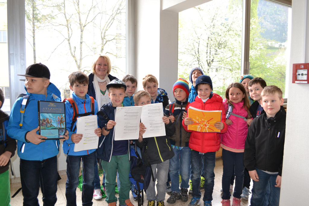 DSC_0004 Die 2a bricht auf zur musikalischen Lesereise ins Altersheim.JPG