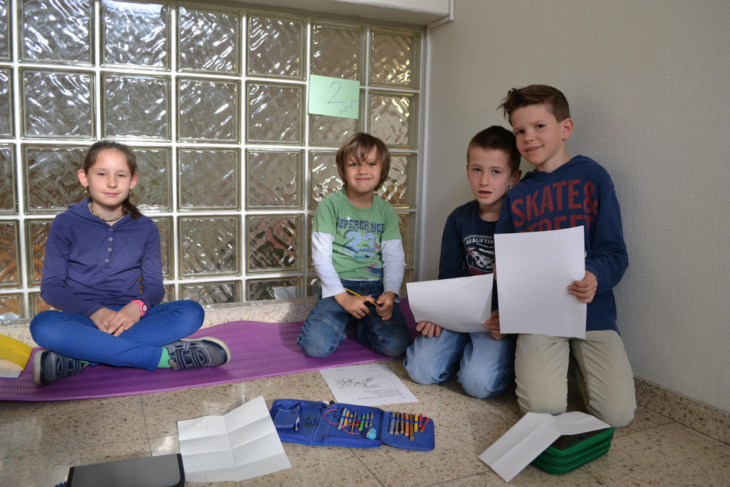 DSC_0006 Leonie_ Luke_ Paul und Jannik beim Stationen-Lesen im Schulgeb__ude.JPG