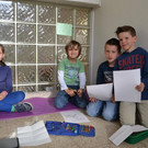 DSC_0006 Leonie_ Luke_ Paul und Jannik beim Stationen-Lesen im Schulgeb__ude.JPG