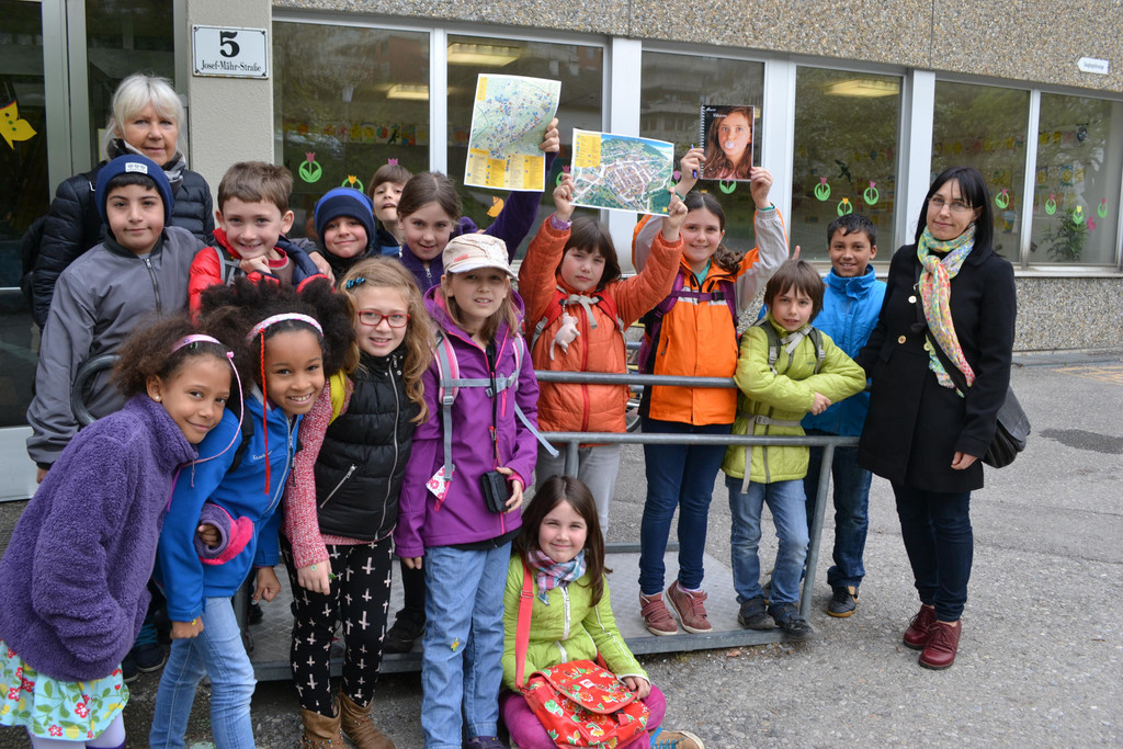 DSC_0015 Die 3b startet zur Lesereise quer durch die Innenstadt.JPG